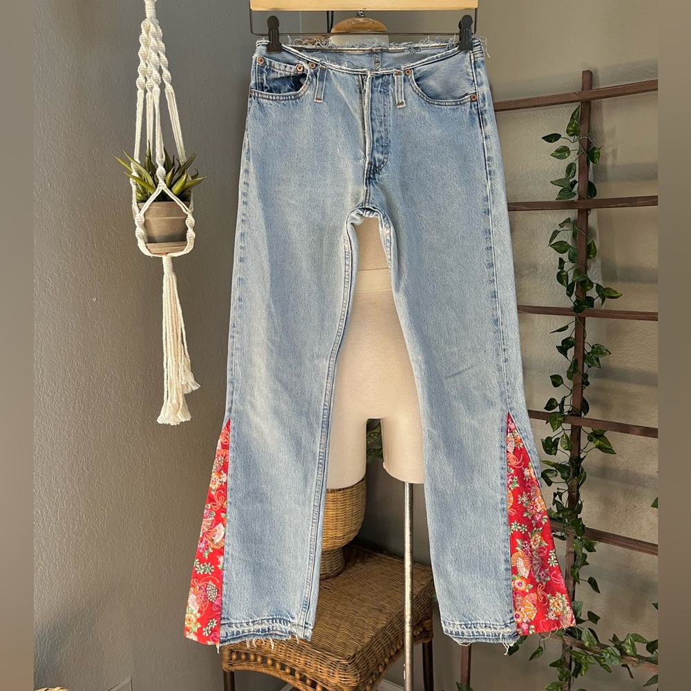 ▫️Vgt 90’s Levi’s Made in USA Button Fly Reworked
RE DONE Into Flare Bootcut
